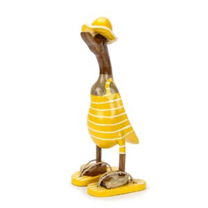 Drvena patka u žutom jednodijelnom kupaćem kostimu