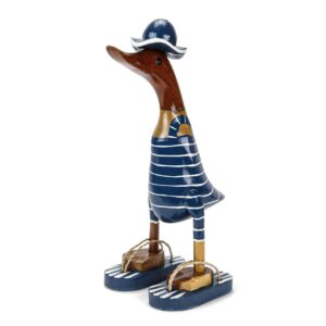 Drvena patka u tamno plavom jednodijelnom kupaćem kostimu