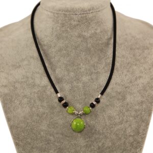 Ogrlica na crnoj gumi sa zelenim kamenim kuglama