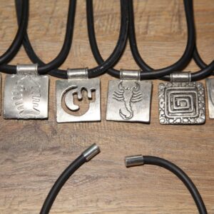 Magnetne ogrlice na gumi s metalnim privjescima raznih motiva (SET 6 kom.)