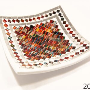 Bijela keramička zdjela s dijagonalnim stakalcima i rombovima s mix crvenim crtama, veća