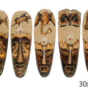 Drvene zidne maske s raznim životinjama u pijesku, srednje