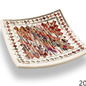 Bijela keramička zdjela s dijagonalnim blijedim stakalcima i rombovima s raznobojnim crtama, manja