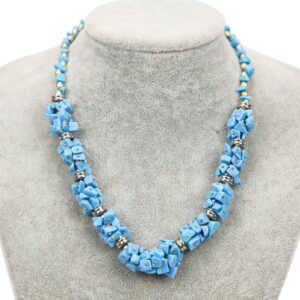 Ogrlica s tirkiznim kamenčićima i metalnim ukrasima