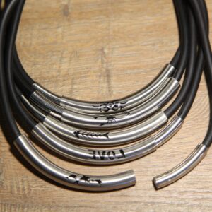Magnetne ogrlice od gume i čelika s raznim motivima (SET 6 kom.)