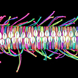 Narukvice s dvije natural kauri školjkice na šarenim pletenim konopima (SET 50 kom.)