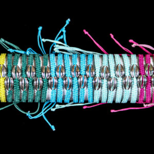 Narukvice sa srebrnom kauri školjkom na šarenim pletenim konopima (SET 50 kom.)