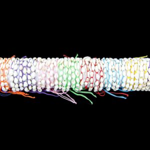 Narukvice s Nassa i kauri školjkama, na raznobojnim špagama (SET 50 kom.)