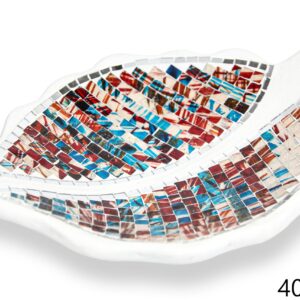 Bijela zdjela list s mix crveno-plavim stakalcima