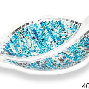 Bijela zdjela list s plavim stakalcima i pjegama