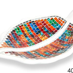 Bijela zdjela list s raznobojnim stakalcima