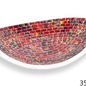 Bijela ovalna zdjela sa crvenim stakalcima i pjegama