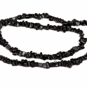 Veći crni kamenčići raznih oblika