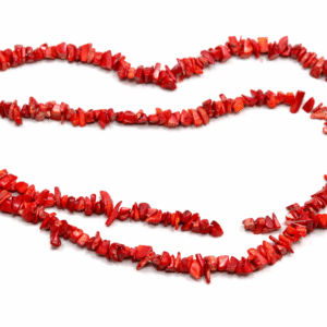 Manji crveni kamenčići i rezane školjke