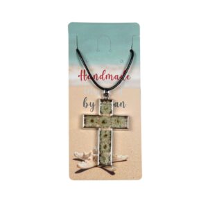 Vjerska ogrlica križ s bijelim cvjetovima zalivenim smolom