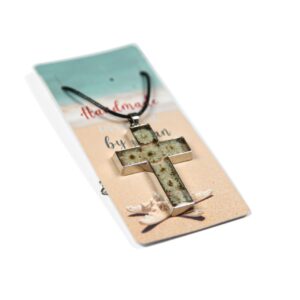 Vjerska ogrlica križ s bijelim cvjetovima zalivenim smolom