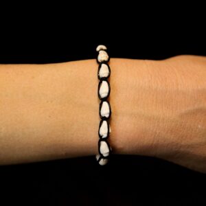 Narukvice s bijelim Nassa školjkicama na crnoj špagi (SET 20 kom.)