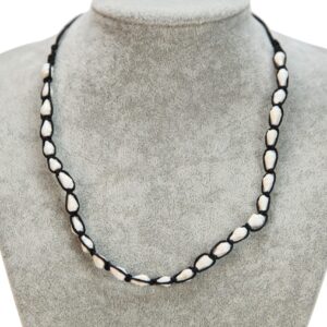 Ogrlice s bijelim Nassa školjkicama na crnoj špagi (SET 20 kom.)