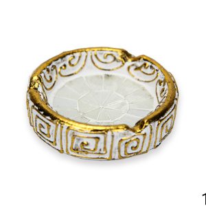 Bijela keramička pepeljara sa zlatnim ukrasima