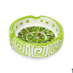 Bijela keramička pepeljara sa svijetlo zelenim stakalcima