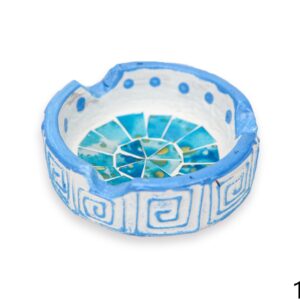 Bijela keramička pepeljara s tirkiznim stakalcima