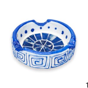 Bijela keramička pepeljara s plavim stakalcima