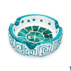 Bijela keramička pepeljara s tamno zelenim stakalcima