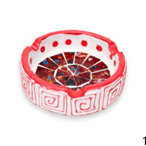 Bijela keramička pepeljara sa crvenim stakalcima