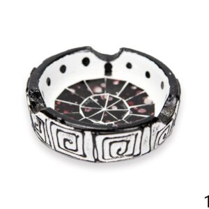 Bijela keramička pepeljara sa crnim stakalcima