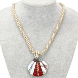 Ogrlica od žutih perlica s privjeskom od crvene školjke lepeze