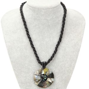 Ogrlica od crnih perlica s privjeskom od okrugle smeđe školjke