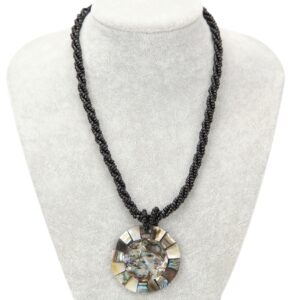 Ogrlica od crnih perlica s okruglim privjeskom od Petrovog uha