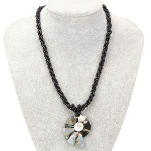 Ogrlica od crnih perlica s Nautilusom od sedefne školjke