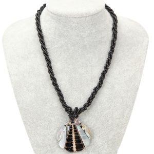 Ogrlica od crnih perlica s privjeskom od sedefne školjke lepeze