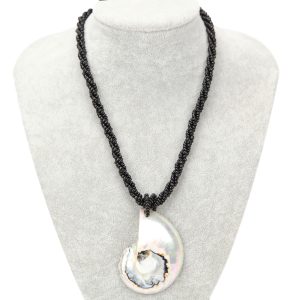 Ogrlica od crnih perlica s poliranim Nautilusom