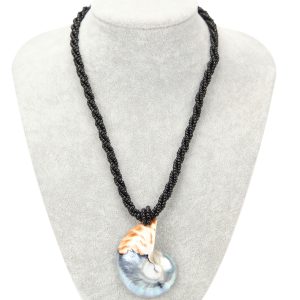 Ogrlica od crnih perlica s natural Nautilusom