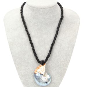 Ogrlica od crnih perlica s natural Nautilusom