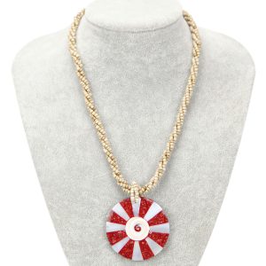Ogrlica od žutih perlica s okruglom crveno-bijelom školjkom