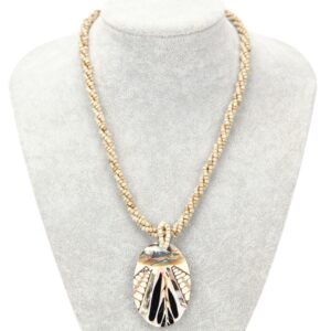 Ogrlica od žutih perlica s ovalnom prošaranom školjkom