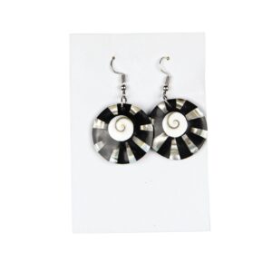 Okrugle naušnice od crno-bijele školjke