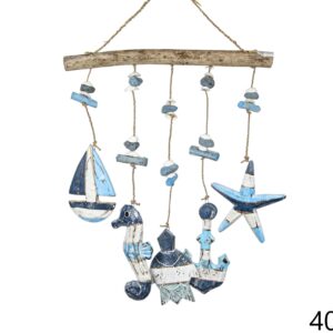 Visilica na drvu s drvenim morskim figurama