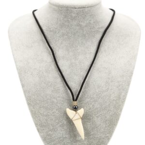 Ogrlica sa šiljastim većim zubom morskog psa