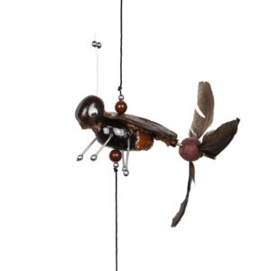 Drvena visilica vrtirepka s listom i udaraljkom, muha
