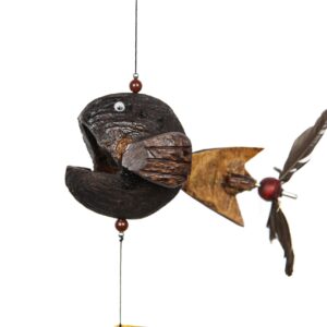Drvena visilica vrtirepka s listom i udaraljkom, riba