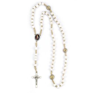 Krunica konop, bijeli valjkasti kamen s medaljicama Međugorje