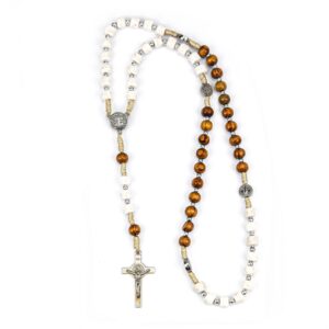 Krunica konop, bijeli kamen, drvo, srebrne kuglice i medaljice