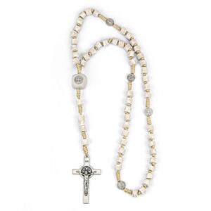 Krunica konop, bijeli valjkasti kamen i medaljice