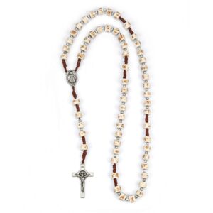 Krunica konop, bijelo-smeđi valjkasti kamen i srebrne kuglice