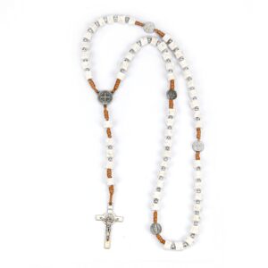 Krunica konop, bijeli valjkasti kamen, srebrne kuglice i medaljice