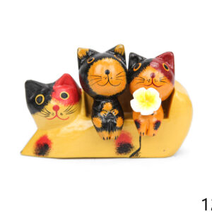 Drvene mace na ležećoj mački